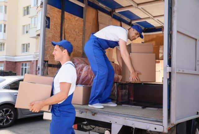 Umzugsfirma bringt ein Möbellift mit zum Umzug Gütersloh